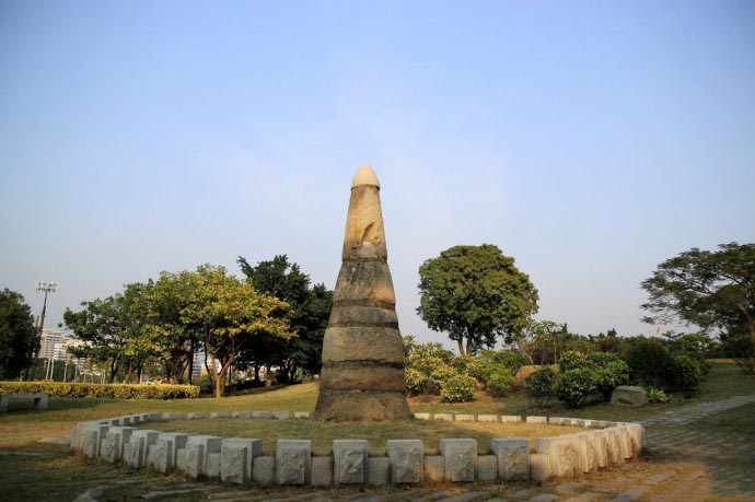 石笋公园全景，笋江与江滨道路交错，远处可见紫帽山