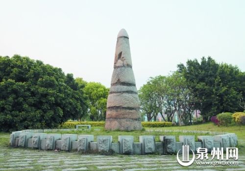 泉州石笋公园内的石笋，由数段花岗岩垒叠成笋状，为福建省文物保护单位
