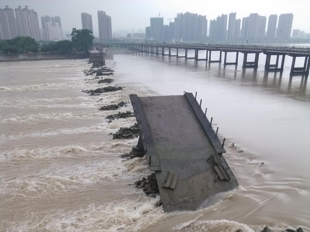 顺济桥遗址：晋江面上的残存桥墩