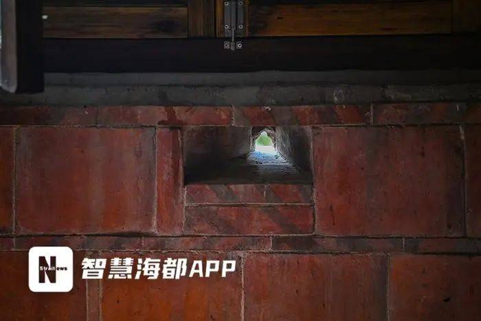 船楼外廊上的枪孔,长方形射击口穿透墙壁
