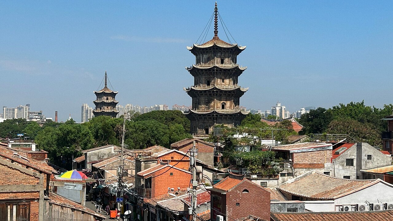 从西街看开元寺东西双塔，塔身与街面店铺形成空间叠加