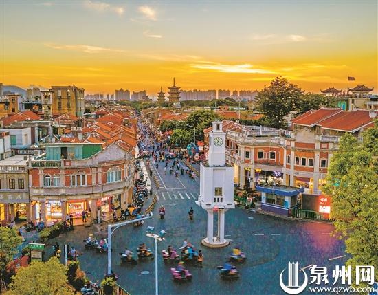 西街东段步行街界面，石板路面、限行标识和游客人流