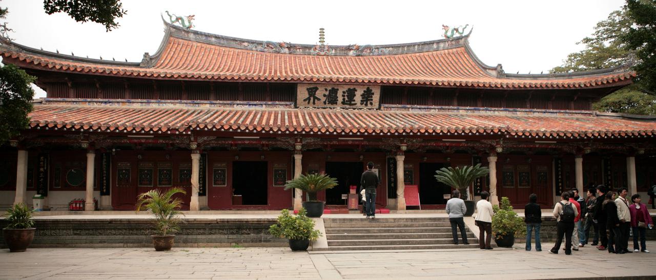 西街中段新旧店铺对比，传统草药店窄门面与新式茶饮宽开间