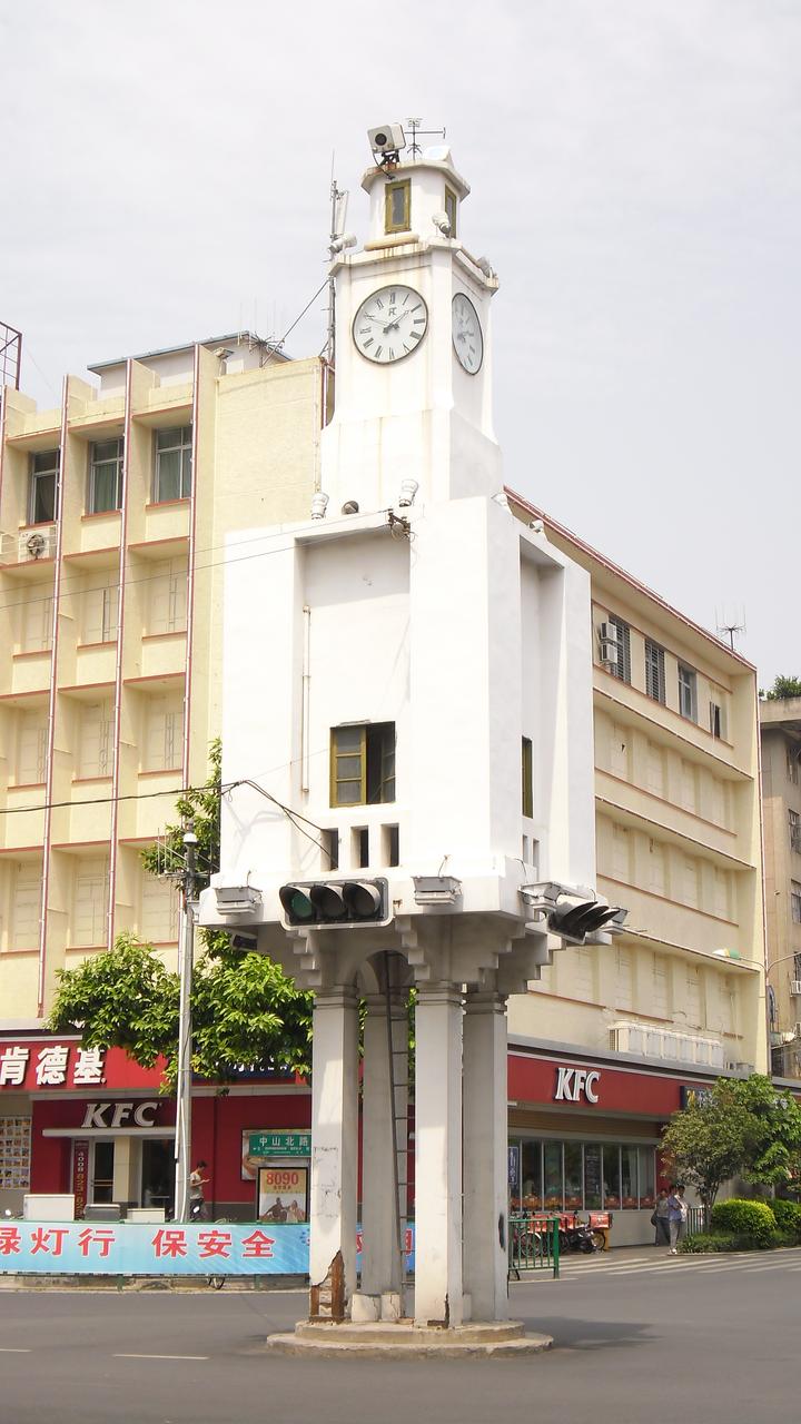 西街建筑墙面上不同年代的店招牌叠压，底层旧漆字与上层灯箱并置
