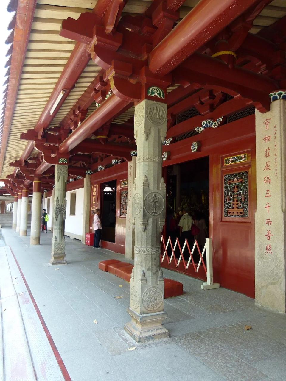 开元寺大雄宝殿后廊的印度教十六角石柱，可见柱身上的湿婆与毗湿奴故事浮雕