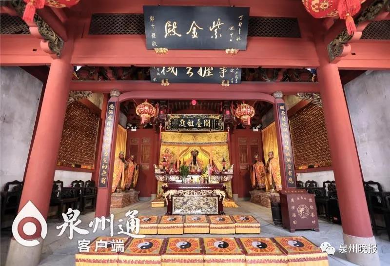 真武大殿内景，中央神龛供奉玄天上帝，"掌握玄机"匾额悬挂上方
