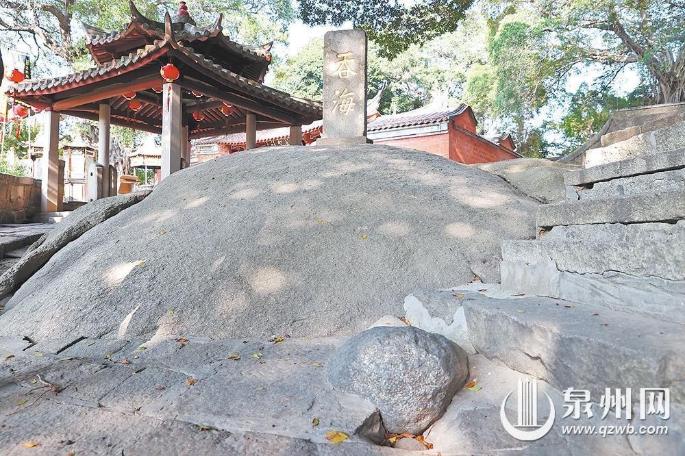 明嘉靖十二年"吞海"石碑，龟背形巨石承托，碑座龟蛇合体