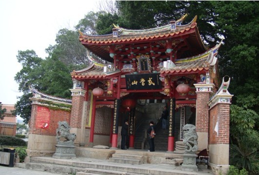 真武庙山门，四柱三间牌楼式门楼，竖匾"武当山"