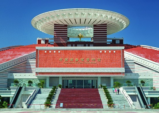 九龙柱与倒影池:广场中央的倒影池将建筑和柱子倒映在水中,水由中心向外流动