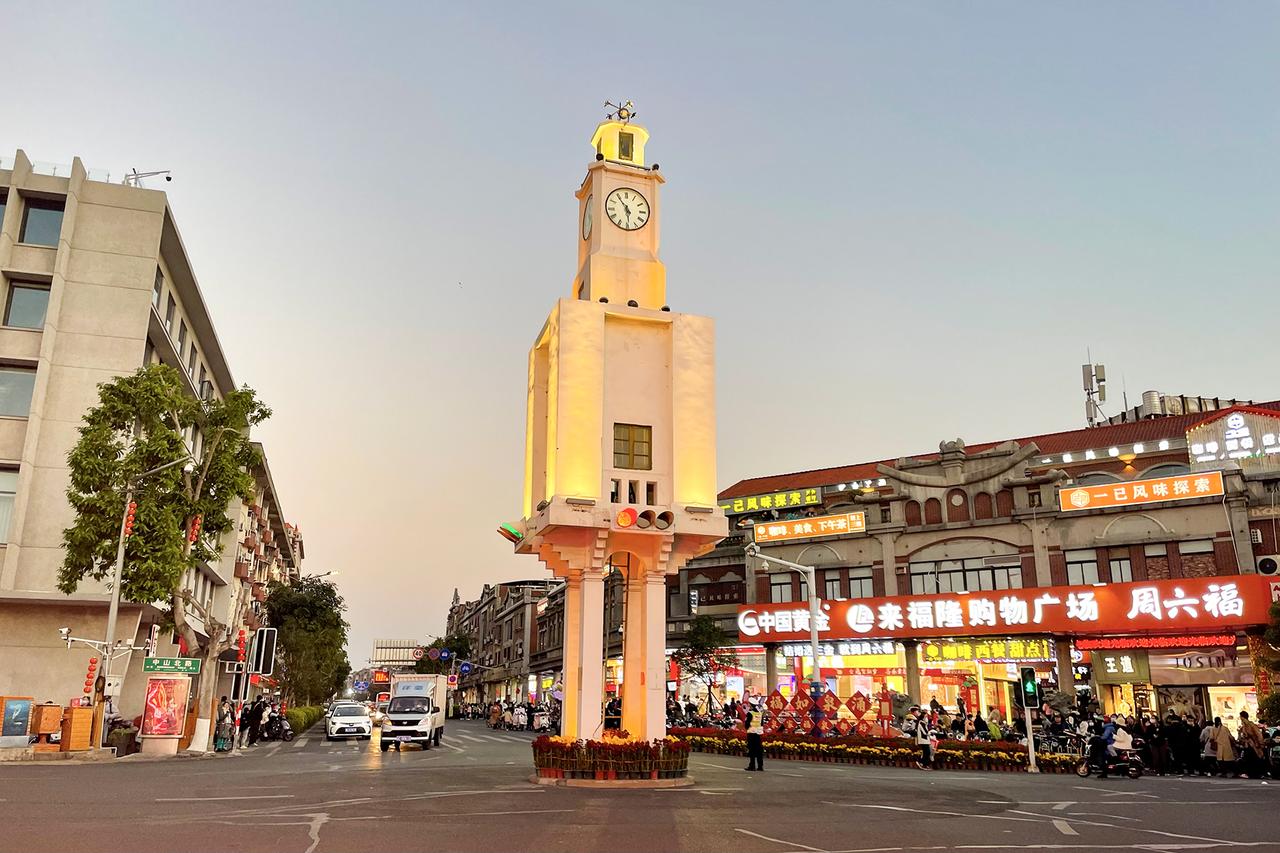钟楼与中山路骑楼街景