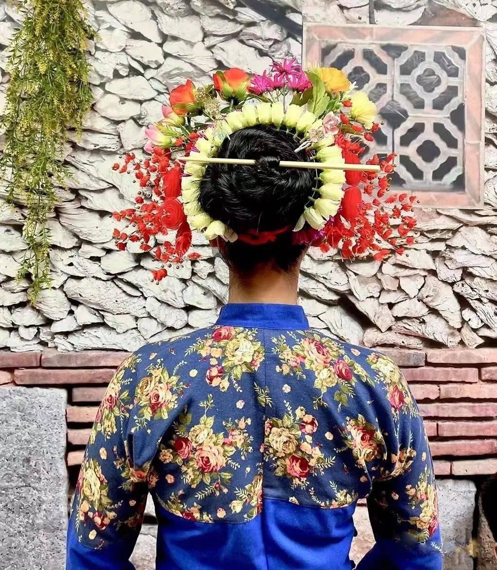 蟳埔村簪花围：蟳埔女头戴鲜花的传统装饰