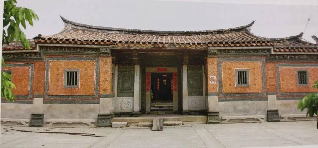 杨阿苗故居正立面:红砖白石辉绿岩三色相间的闽南大厝