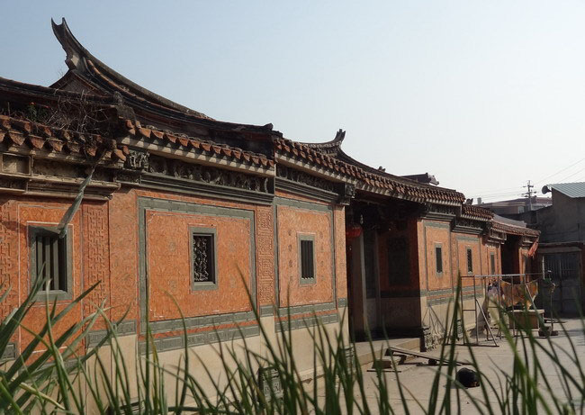 杨阿苗故居正立面，红砖、白石、辉绿岩三色相间的外墙