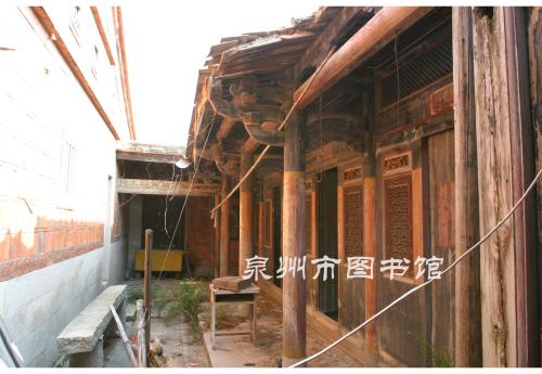 杨阿苗故居门厅内景：木雕构件与庭院的居住氛围