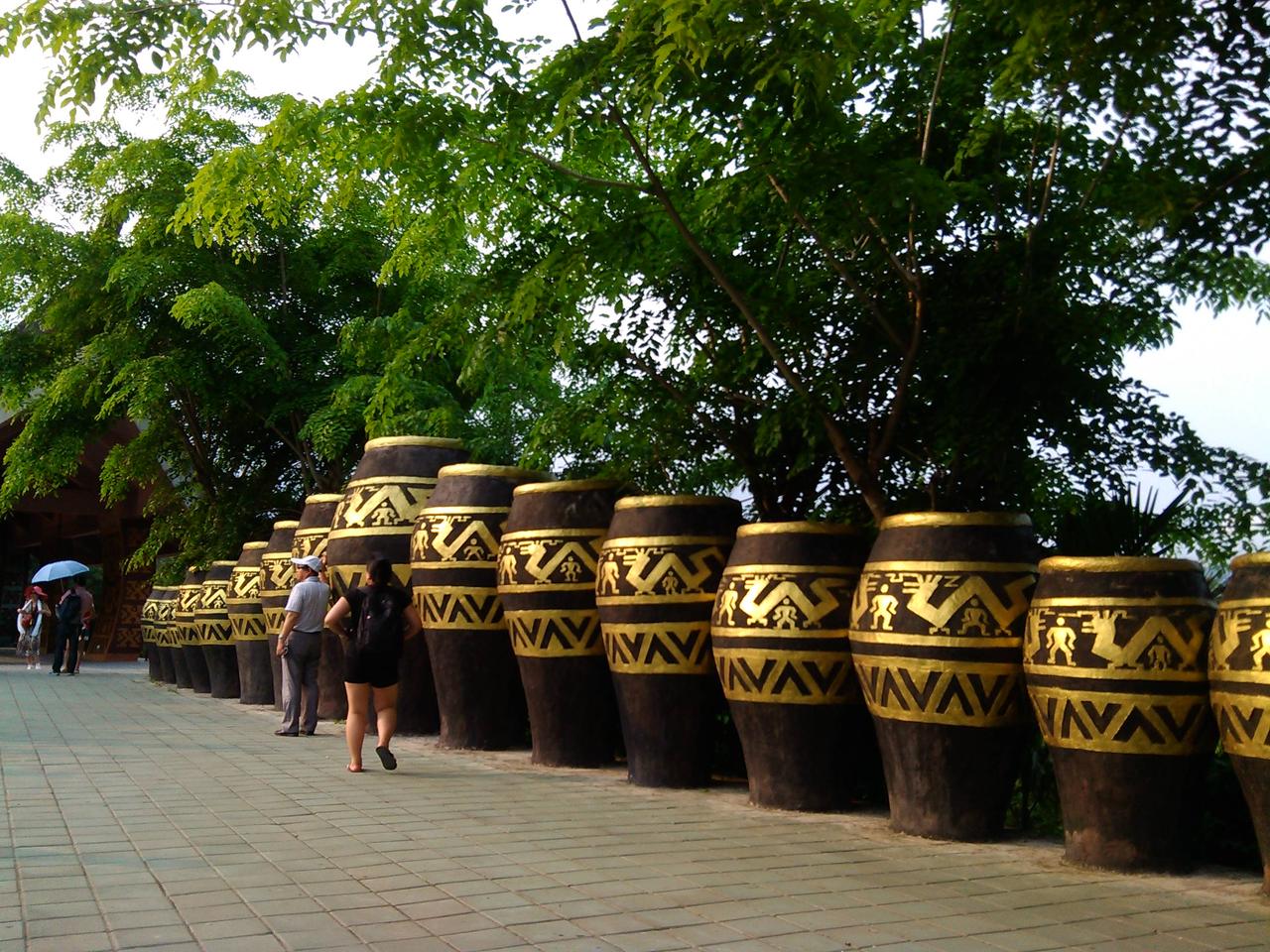 Jiyang 区街景，水泥建筑沿路排列，底层商铺和行道树交错分布，远处可见低层居民楼