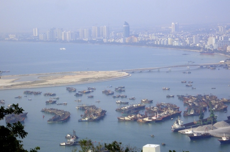 凤凰岛建设初期:填海工程的机械痕迹和正在形成的人工岛轮廓