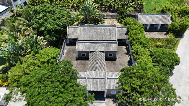 盛德堂传统建筑外观，青瓦白墙掩映在绿树丛中