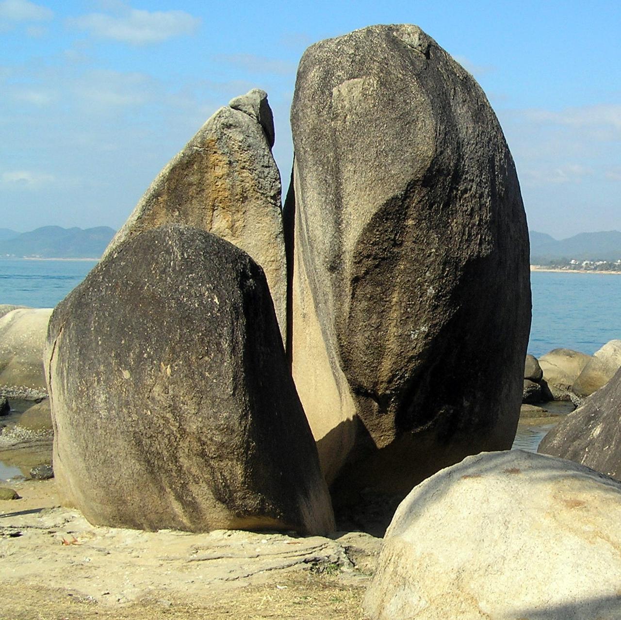 天涯石矗立海滩，面向南海