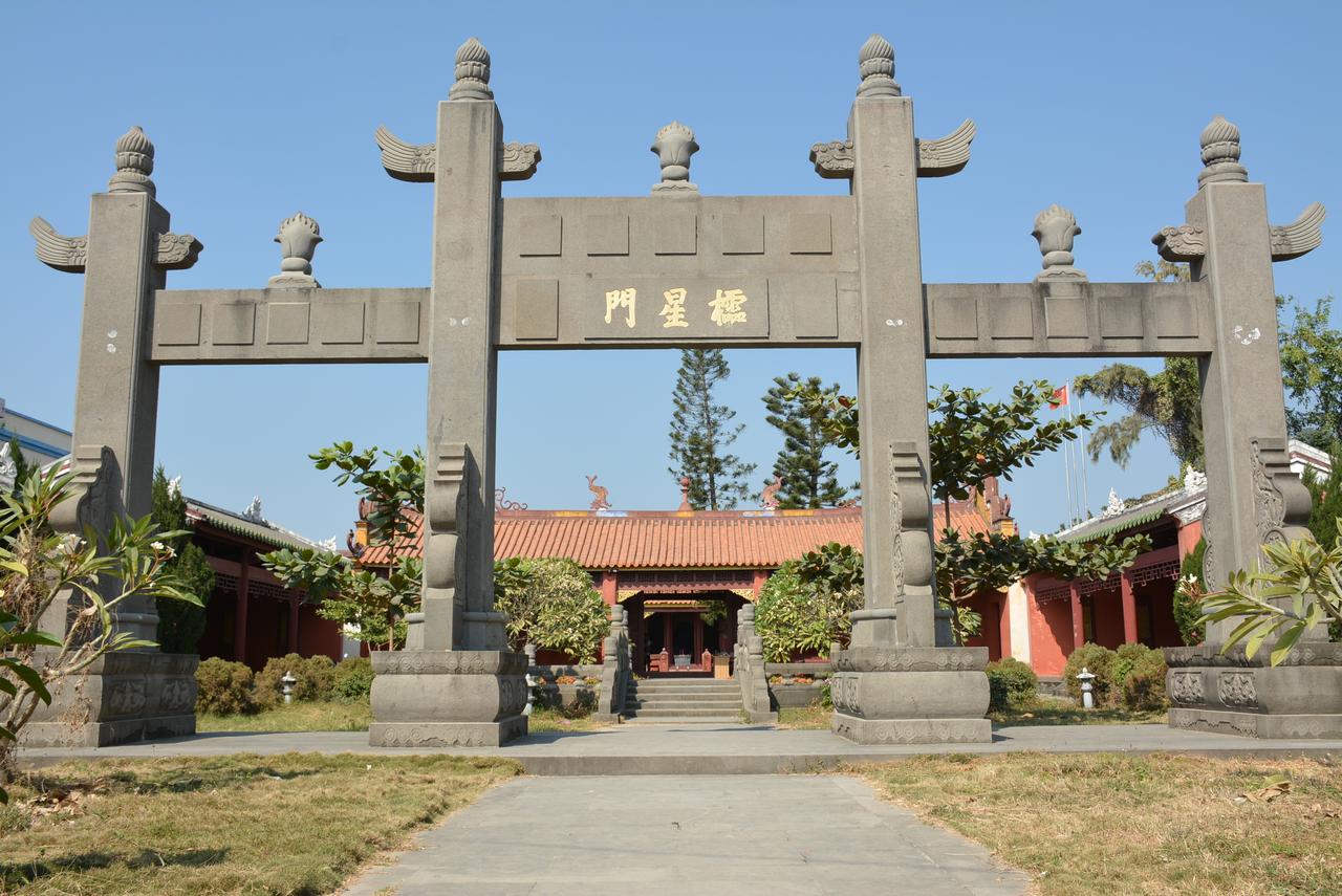 崖城学宫大成殿，面阔五间，前有宽大佯台，殿门敞开可见内部孔子像和祭祀陈设
