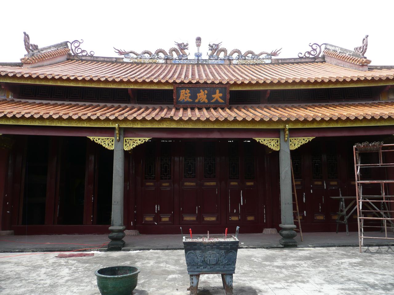 崇圣祠为学宫第三进院落主殿，供奉孔子父母及先祖，建筑整体格局与中原文庙一致，但屋顶装饰带有海南地方特色