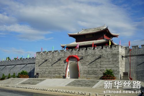 崖州古城文明门城楼，灰砖城台与城楼在蓝天下矗立