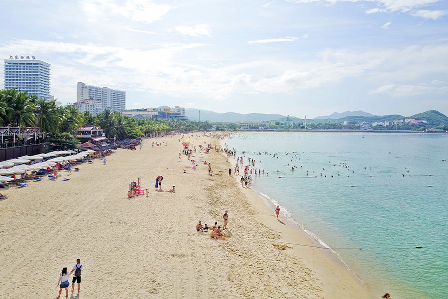 大东海公共浴场，游客在沙滩游泳戏水，三亚最受欢迎的公共海滩之一
