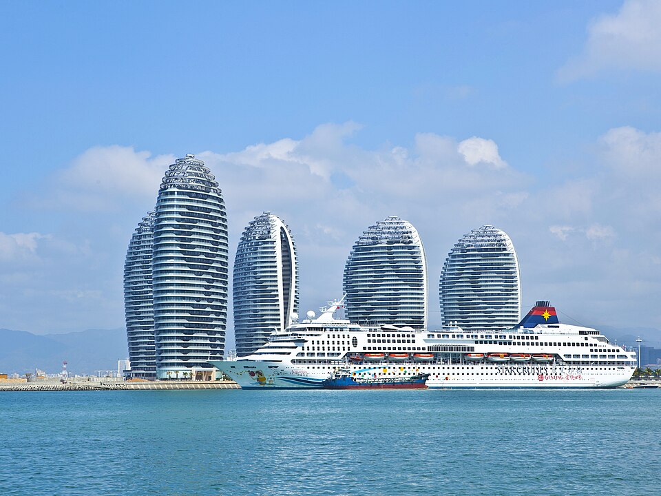 三亚湾海岸线，远处海面上的两座岛屿轮廓清晰，一座旅游开放一座军事驻防