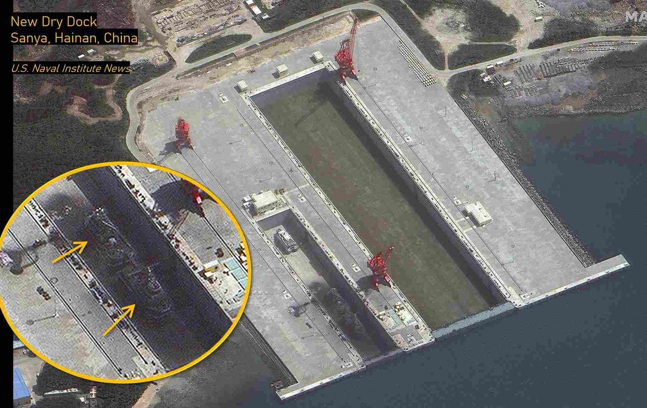 榆林港的公开图像，码头和干船坞沿海岸排列，港湾内可见多艘舰艇停泊
