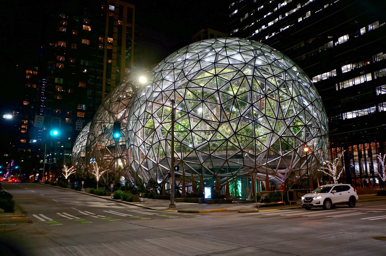 Amazon Spheres 在 7th Avenue 与 Lenora Street 交角夜景