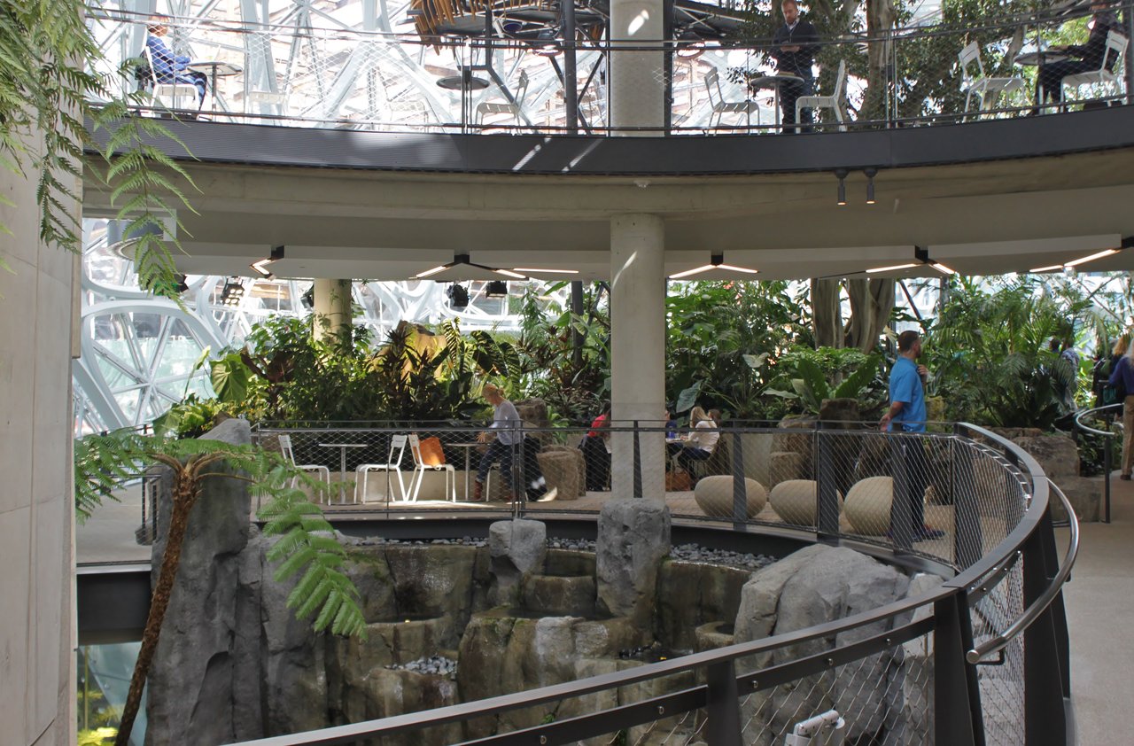 Amazon Spheres 内部：植物层、桥道、living wall