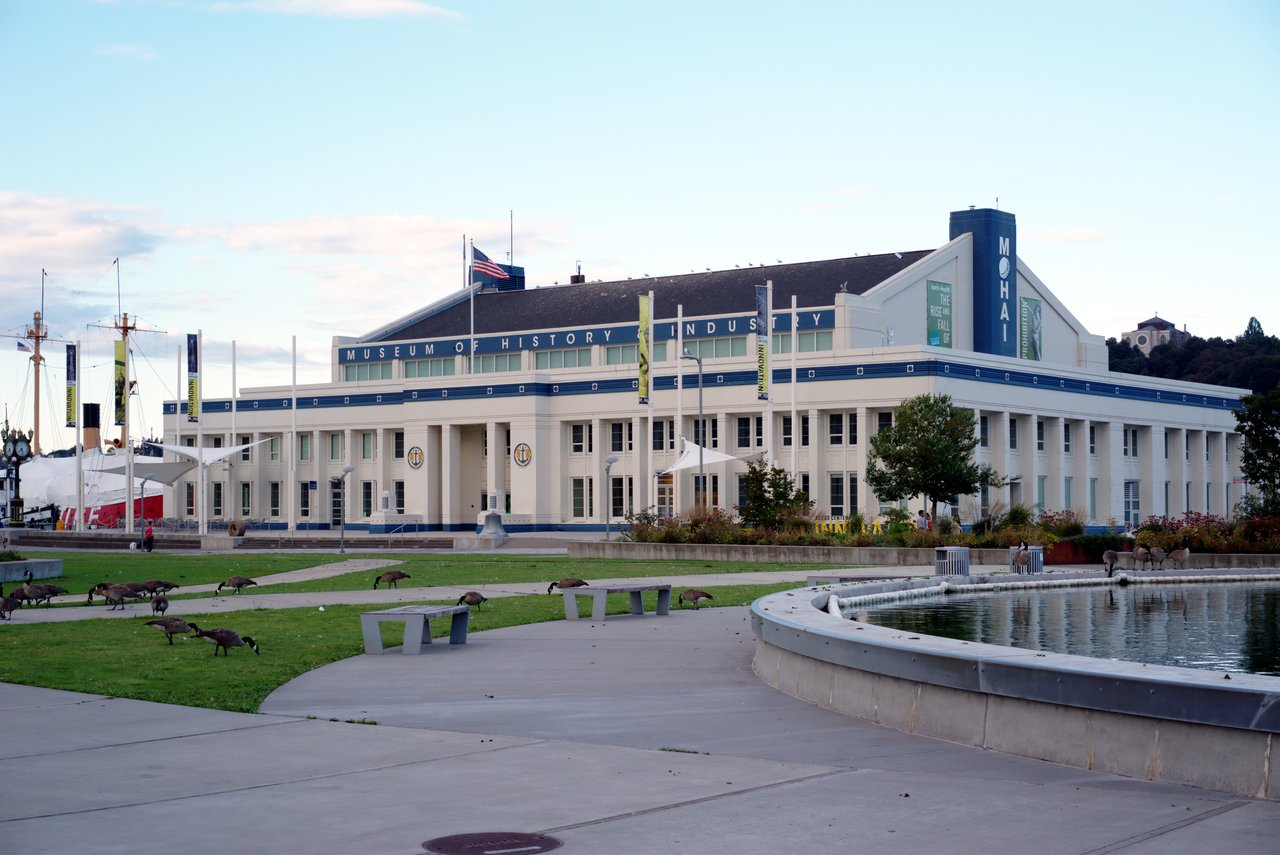 MOHAI 主馆，原 Naval Reserve Armory，位于 Lake Union Park 南端