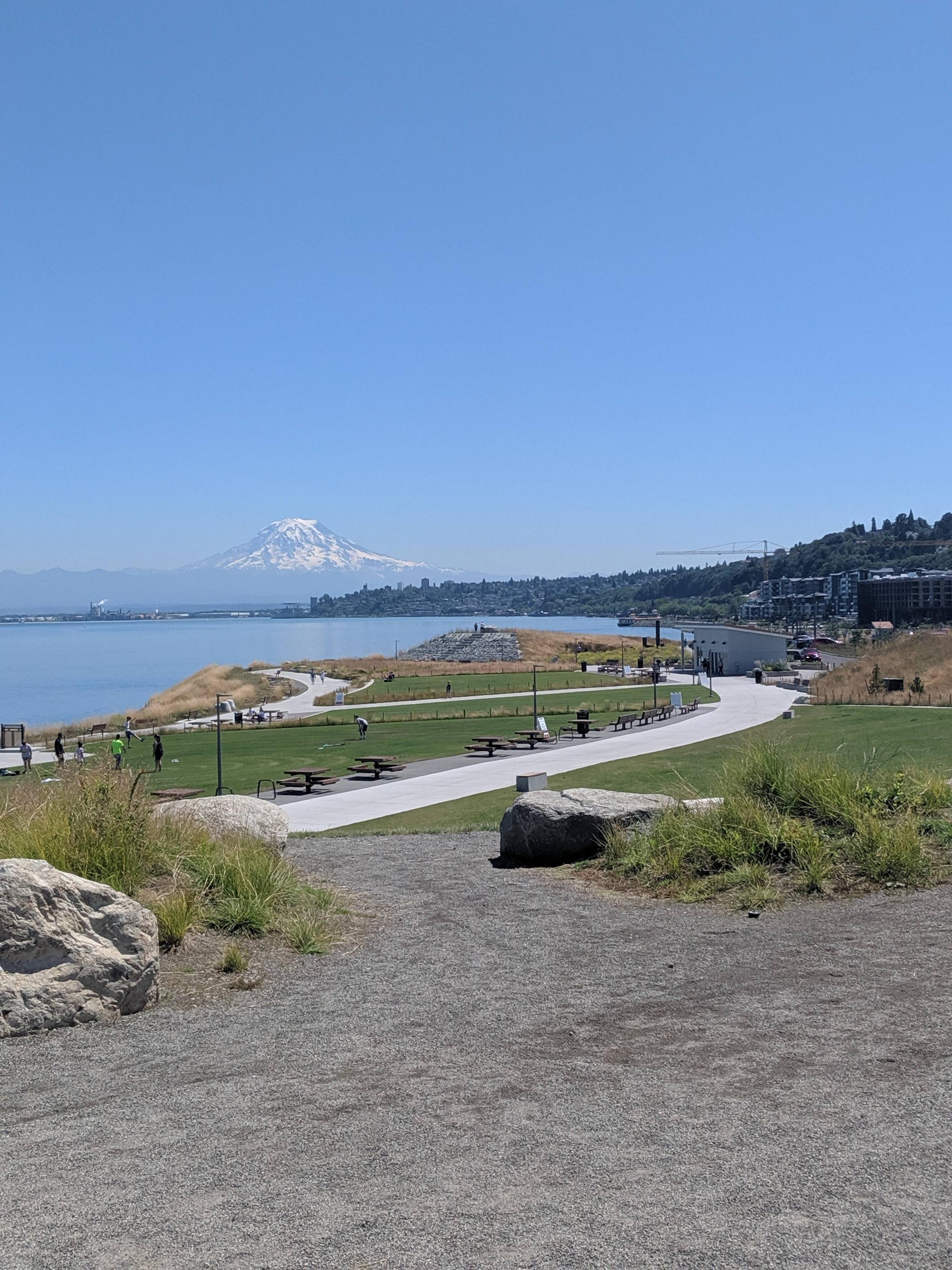 从 Wilson Way 桥上看 Dune Peninsula 半岛、远处 Point Ruston 综合体与 Mount Rainier