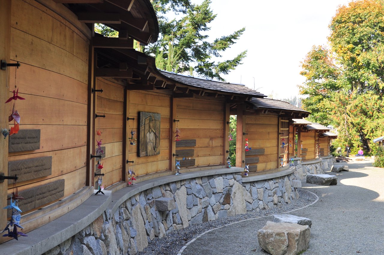 Story Wall 局部，cedar 木板上刻着 1942 年岛上日裔居民的姓名