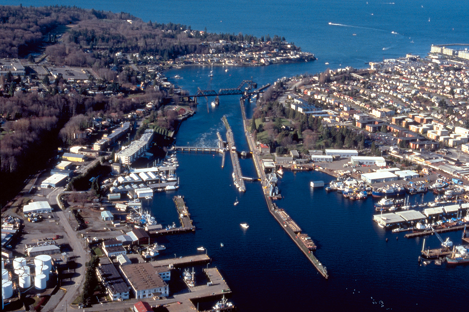 Ballard Locks 航拍：大闸、小闸、溢流坝并列