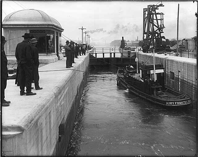 1916 年建造中的 Ballard Locks