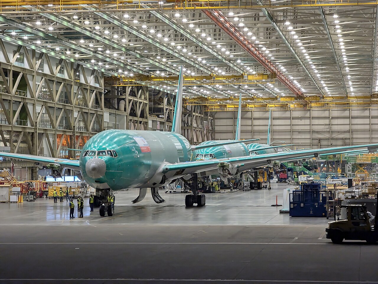 从 Boeing Freeway 路边看到的 777X 机身
