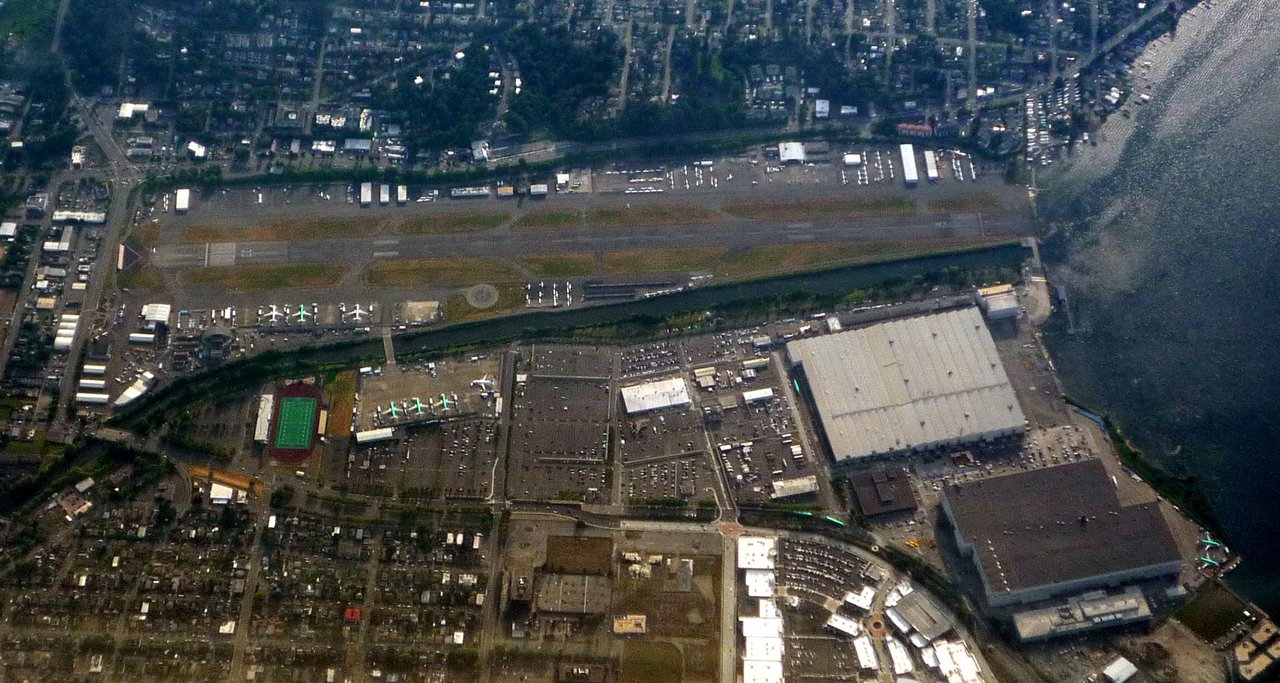 Renton Municipal Airport 与 Boeing 厂区的近距离俯视
