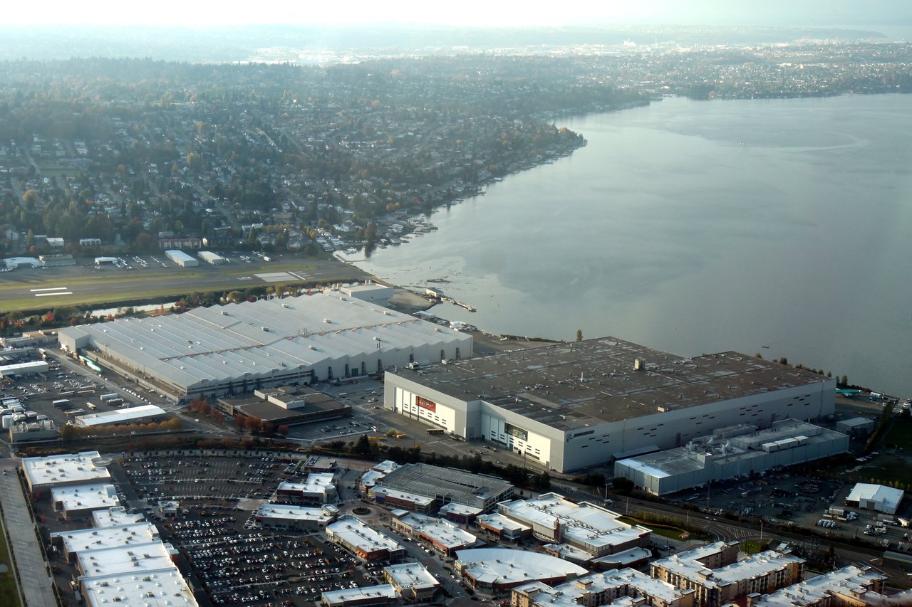 Boeing Renton Factory 与 Renton Municipal Airport 跑道、Lake Washington 南岸的航拍