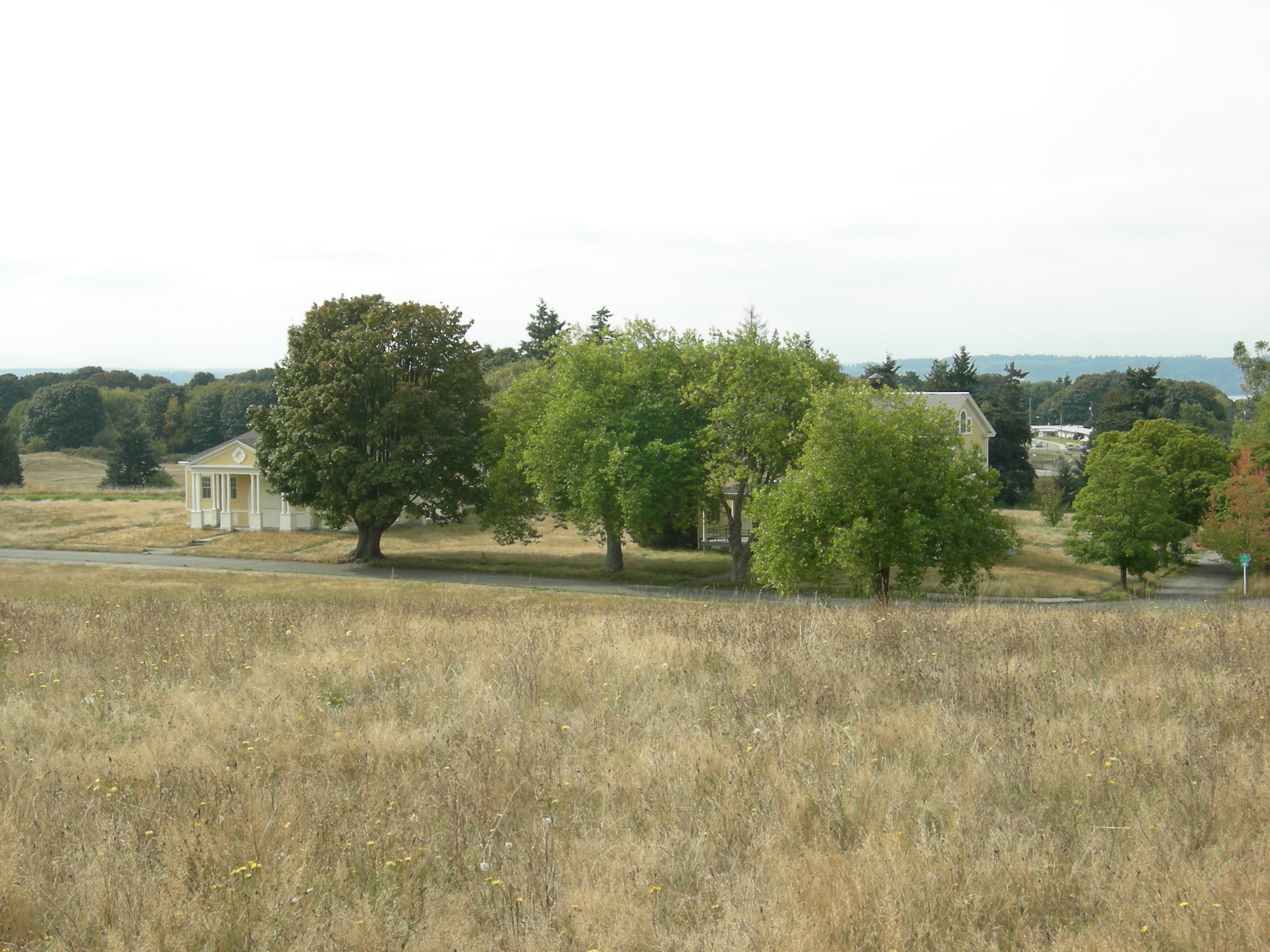 从 Henry M. Jackson Viewpoint 看 Fort Lawton 600 区废弃军用建筑