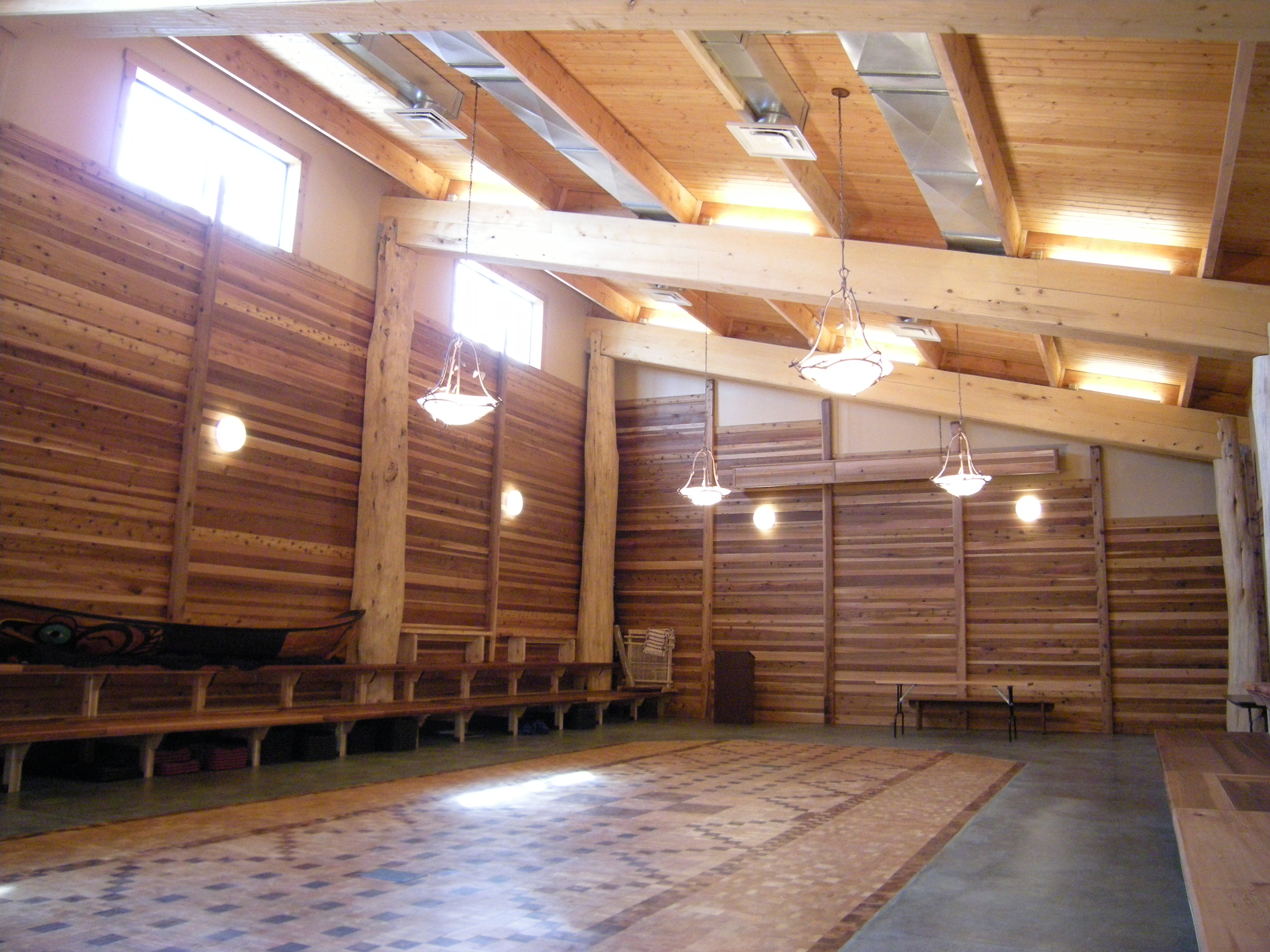 长屋内部：Western Red Cedar 立柱、横梁与顶部天窗