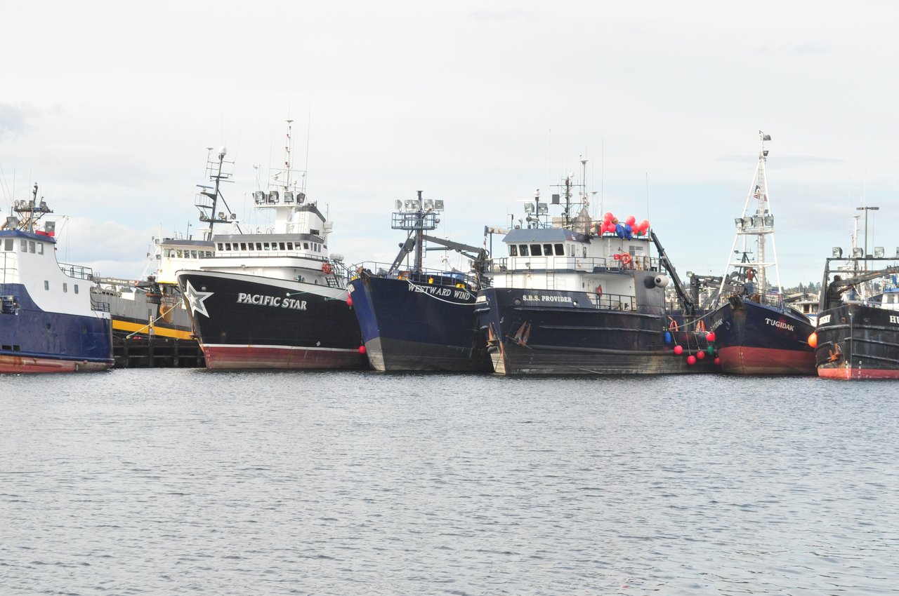 Fishermen's Terminal 主码头泊位边的几艘渔船甲板