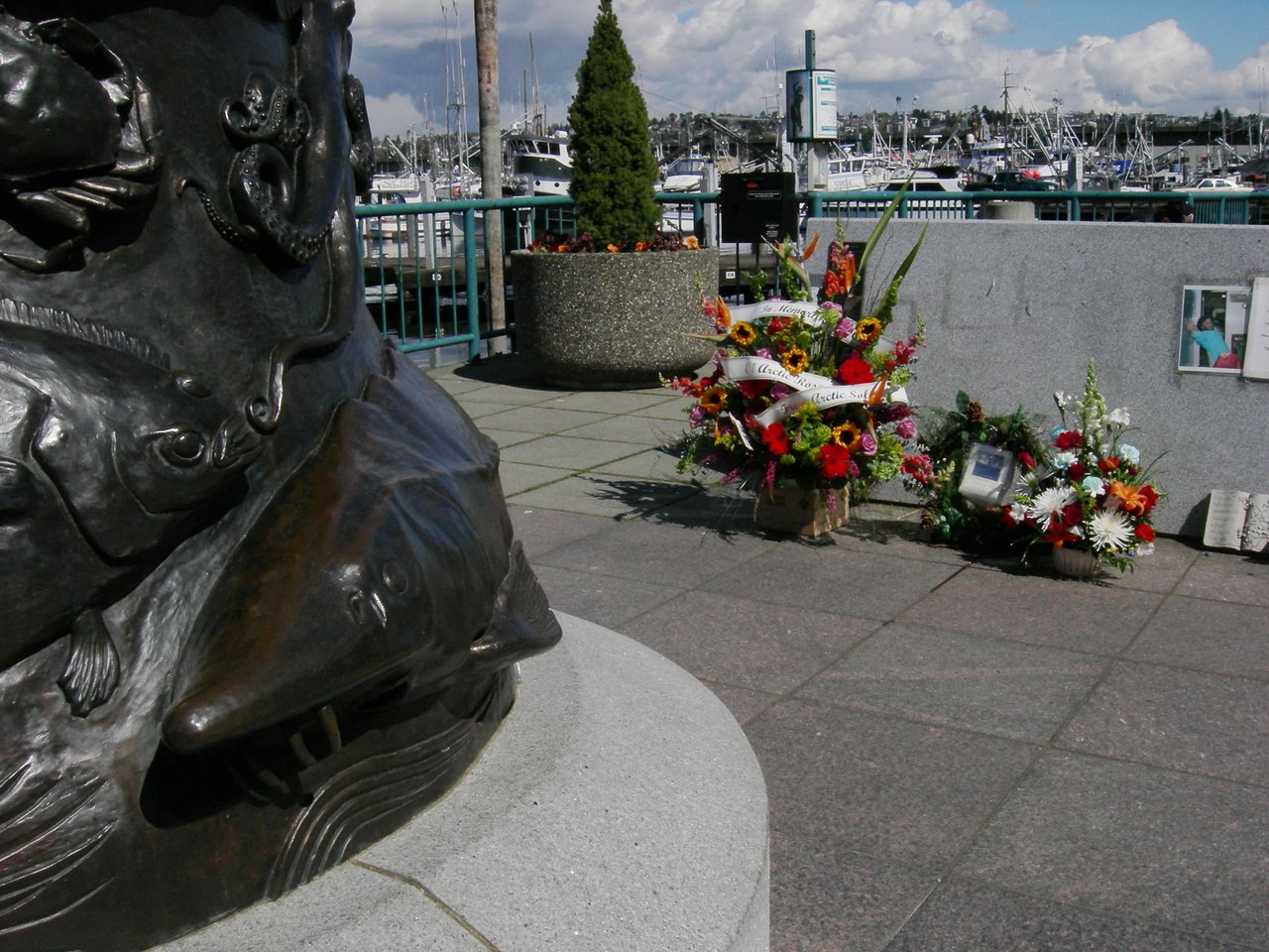 Seattle Fishermen's Memorial 名碑墙前的悼念花圈