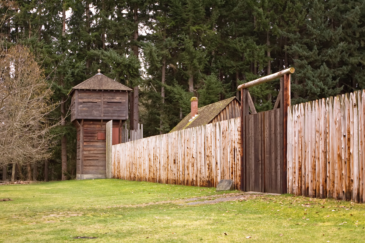Fort Nisqually 围院主门、瞭望塔与圆木 palisade