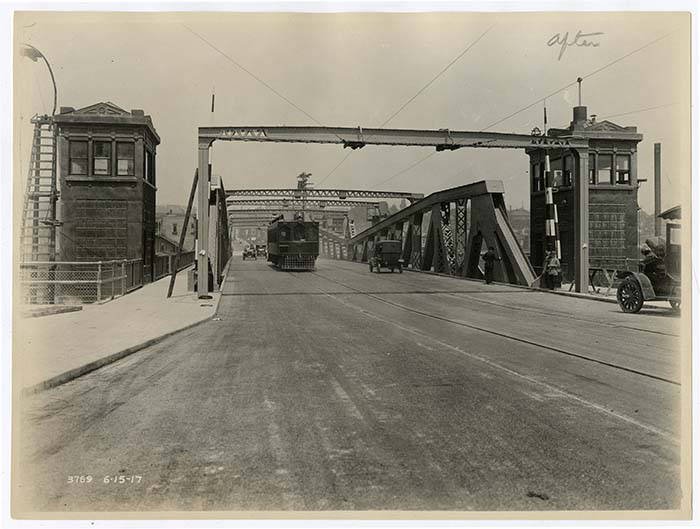 Fremont Bridge 1917 年 6 月 15 日开桥首日，James P. Lee 站在桥北侧拍摄向南的 Queen Anne Hill