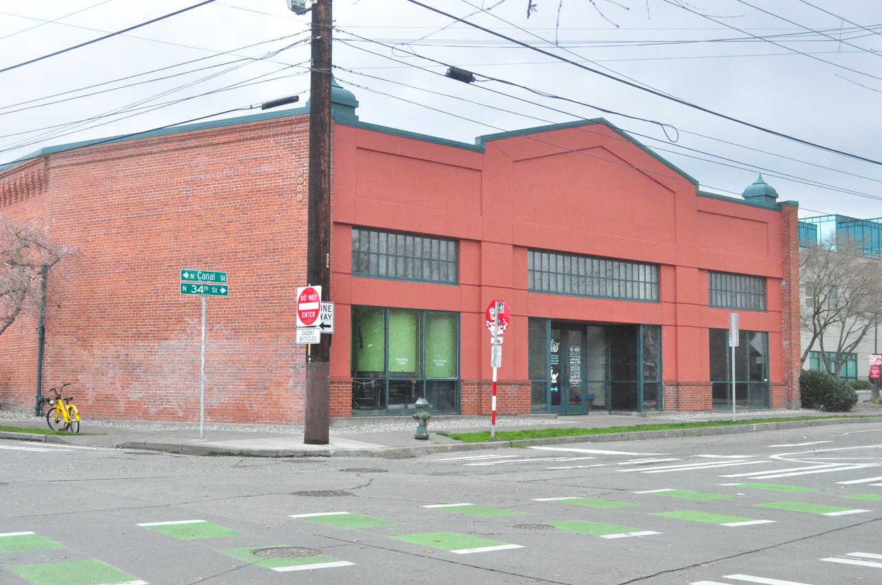 Fremont Carbarn 南立面，1905 年红砖建筑，两层带阁楼，三个原车库开间和雕饰砖檐