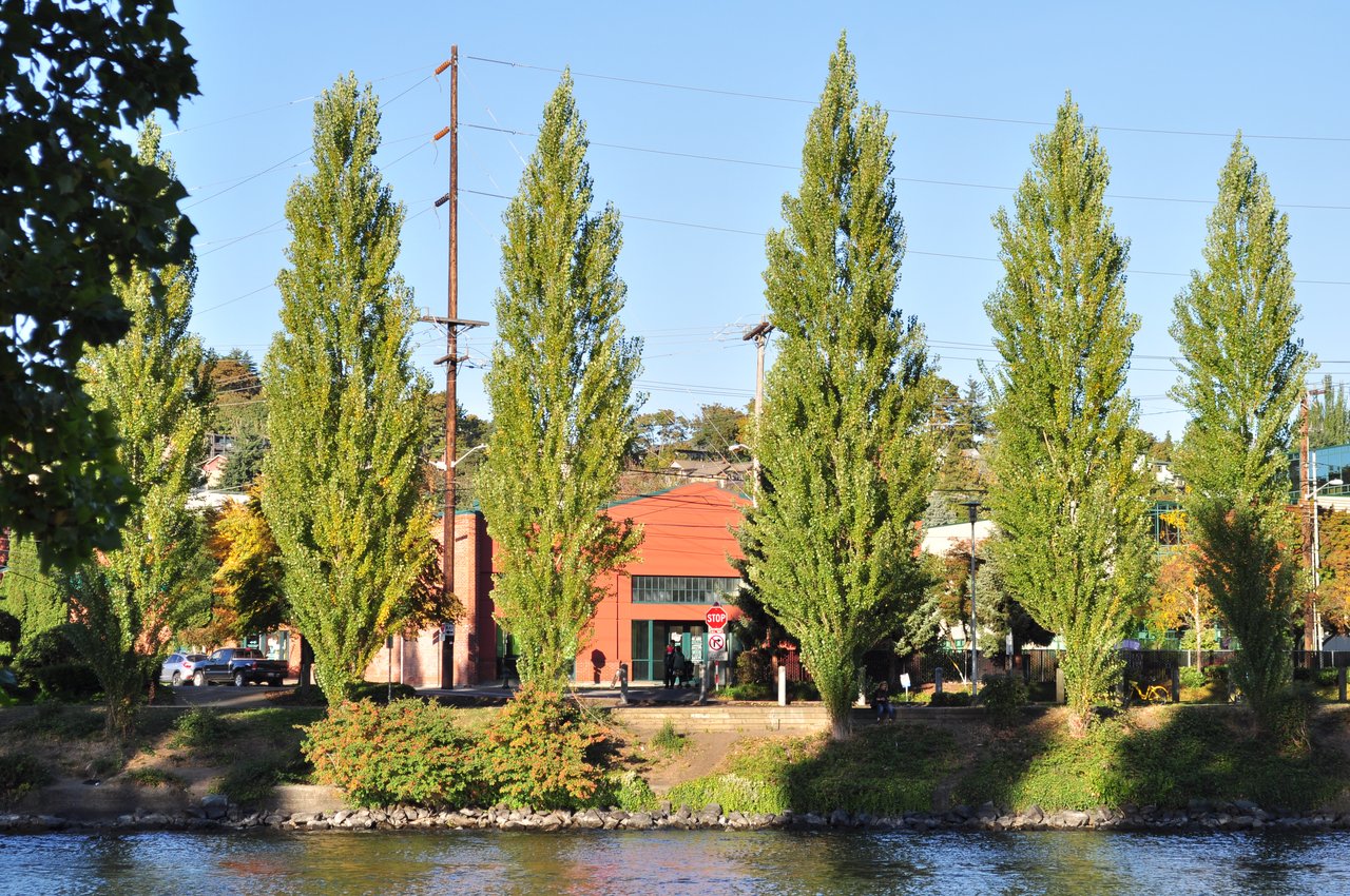 Fremont Carbarn 从 ship canal 南侧 South Ship Canal Trail 看过来，前景是 Fremont Canal Park 草坪