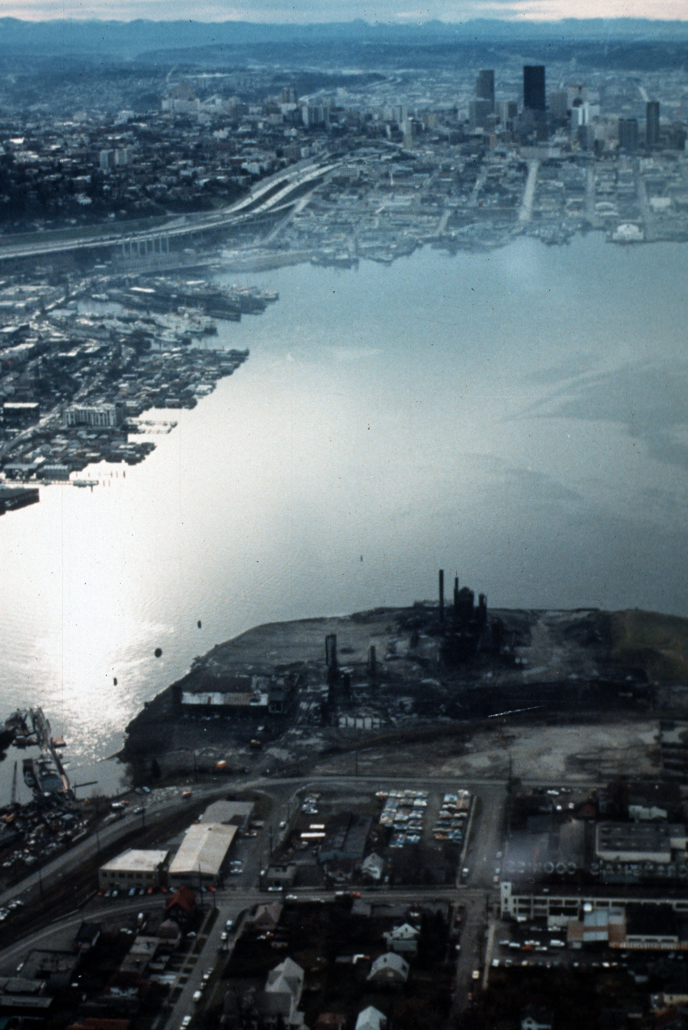 1973 年从北侧航拍 Lake Union 与 Gas Works 厂区