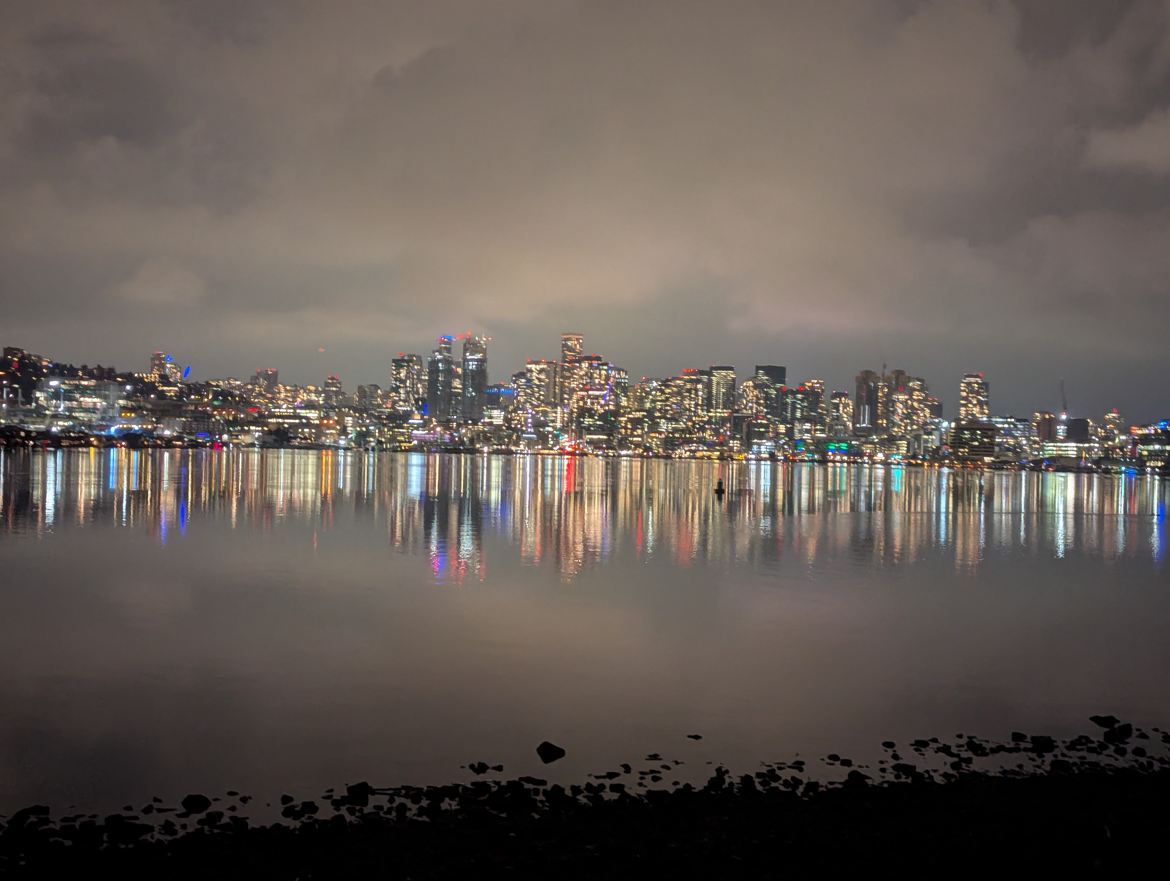 从 Gas Works Park 湖岸看对岸 Lake Union 南端的市中心天际线