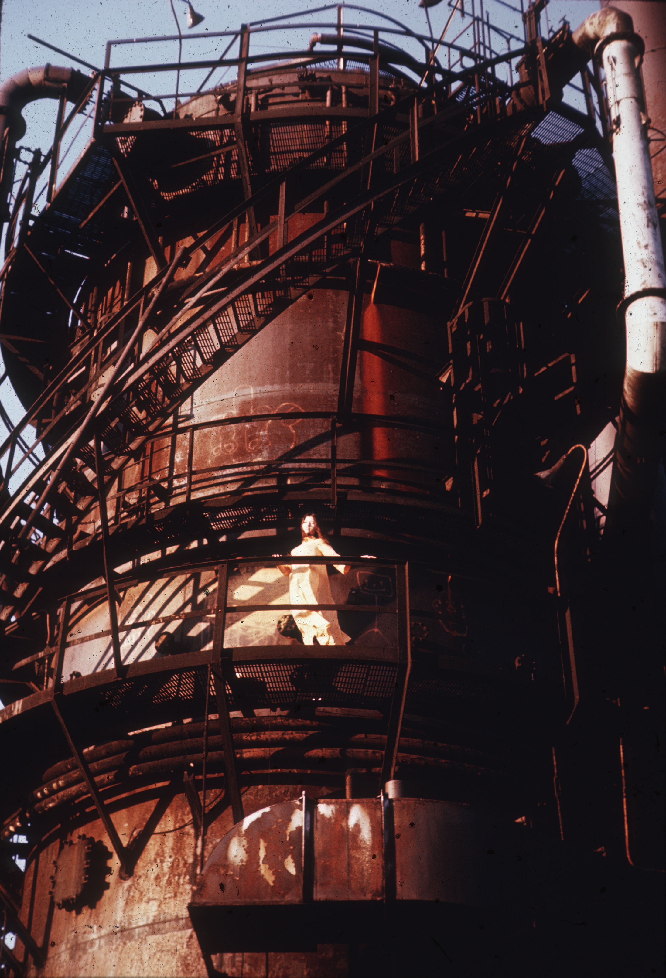 1975 年开放当年的 cracking tower