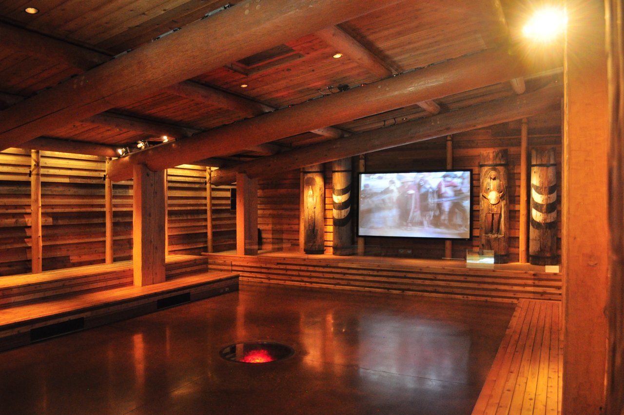 长屋展示厅内部，cedar 板墙与互动按钮